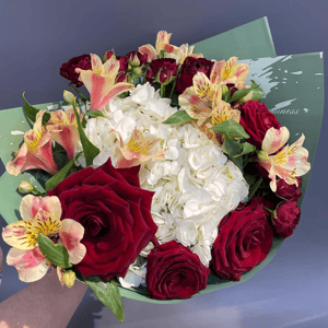 Букет из роз, альстромерий и гортензии