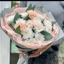 Букет «Воздушный поцелуй» из хризантем и гвоздик