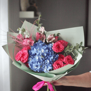 Букет «Голубая гортензия и яркие розы»