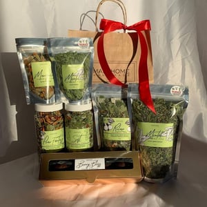 Набор ароматного чая, конфет и косметики