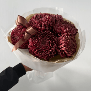 Букет из 7 хризантем Бигуди в подарочной