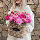 Авторская корзина с ягодными цветами из роз и гвоздик