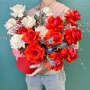 Шляпная коробка с цветами «Червонная дама» из роз