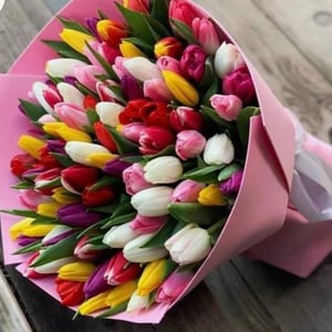 Букет 101 разноцветных тюльпанов