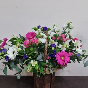 Корзина с цветами «Романтика» из эустом и альстромерий