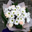 Нежный букет из роз и хризантем