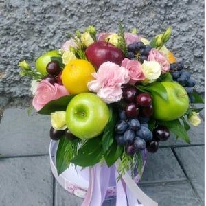 Фруктовый подарок из альстромерий и гвоздик