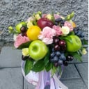 Фруктовый подарок из альстромерий и гвоздик