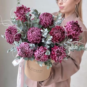 Шляпная коробка с цветами «Хит осени. Хризантемы бигуди»