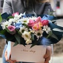 Композиция «Цветочный пакетик» из роз и фрезии