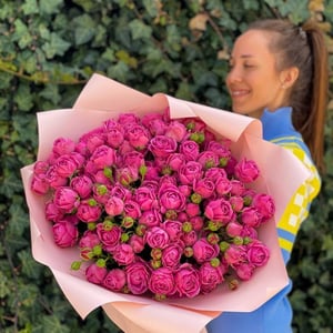 Пионовидная кустовая роза букет