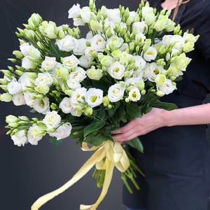 Букет из 35 белых лизиантусов из эустом