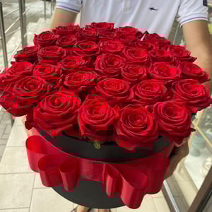 Шляпная коробка с цветами «Большая любовь S (33 розы)»