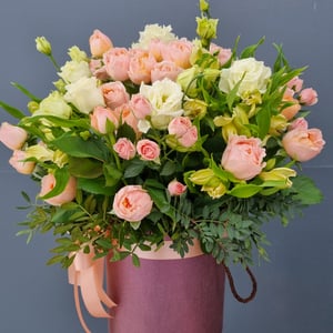 Шляпная коробка с цветами «Изумительный» из роз и эустом