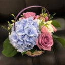 Корзина с цветами «Композиция с гортензией» из роз и эустом