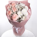 Букет «Жемчужная нежность» из гвоздик и хризантем