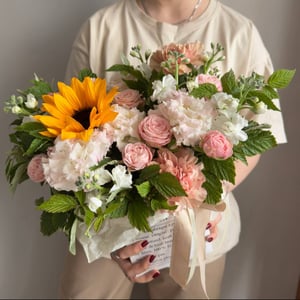 Коробка с цветами «Композиция с подсолнухом» из роз и эустом