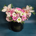 Шляпная коробка с цветами «Композиция Серенада» из хризантем и орхидей