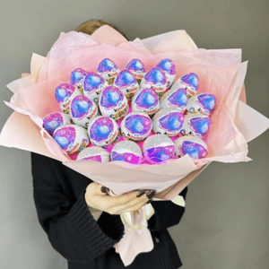 Большой букет из киндер сюрпризов