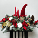 Новогодняя композиция с красным гномом