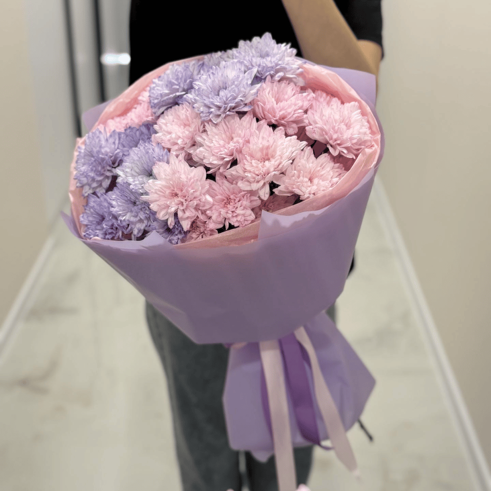 Нежный сиреневый букет стойких хризантем
