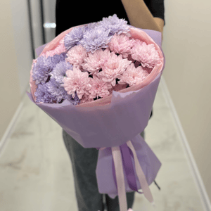 Нежный сиреневый букет стойких хризантем