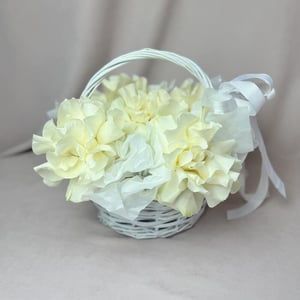 Букет «5 ажурных роз в корзине»