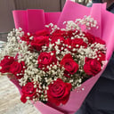 Букет «Пылающие чувства» из роз и гипсофил