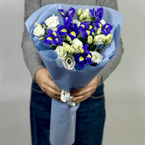 Букет «Сияние сапфира» из ирисов и эустом