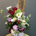 Шляпная коробка с цветами из роз и хризантем