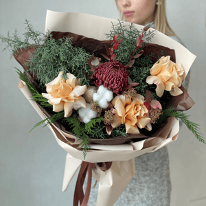 Зимний букет с шарами и пихтой из роз