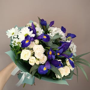 Букет «Сборный с ирисами и розами»
