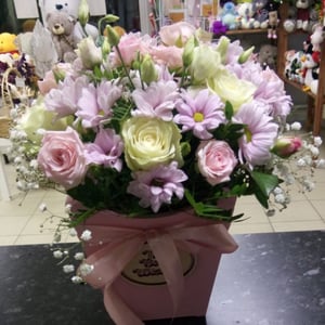 Коробка с цветами «Нежность» из роз и эустом