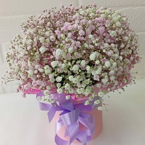 Шляпная коробка с цветами «Композиция "Пастэль"» из гипсофил