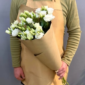 Букет из 5 белых эустом в крафте