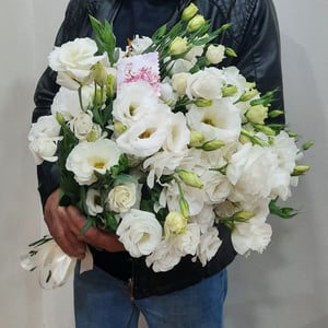 Букет из белых лизиантусов из эустом