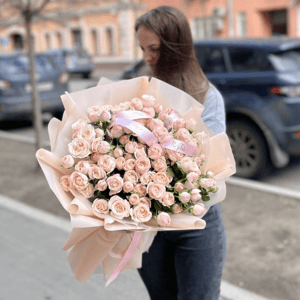 Букет из кустовых роз с оформлением