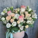 Шляпная коробка с цветами «Нежное создание» из роз и эустом