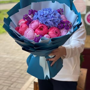 Букет «Красотка» из пионов и маттиолы