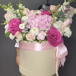 Шляпная коробка с цветами «Вечная любовь» из роз и эустом