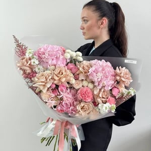 Шикарный авторский букет из роз и хризантем