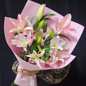 Букет цветов из розовых лилий