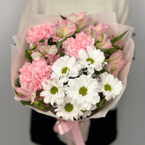 Нежный букет с хризантемой и гвоздикой