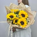 Букет из подсолнухов и танацетума