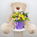 Романтичный мишка из эустом и альстромерий