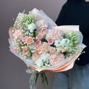 Персиковый букет с диантусами 242 из гвоздик и роз