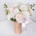 Коробка с цветами «Искры счастья» из хризантем и ромашек