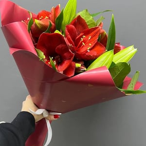 Букет с амариллисами и лилиями