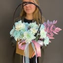 Коробка с цветами «Сумочка Мини 2» из гвоздик и хризантем