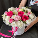 Шляпная коробка с цветами «Коробка с розами и хризантемами»